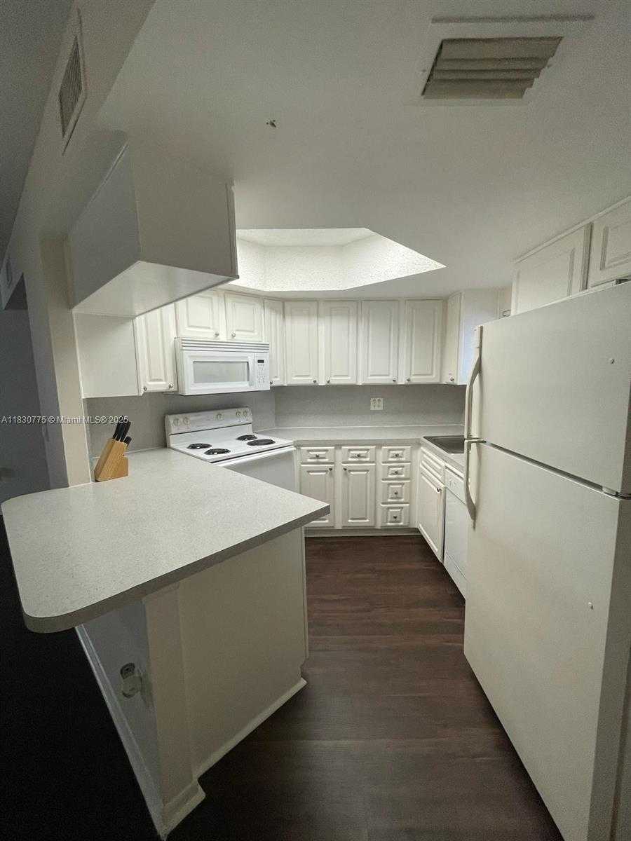 Small Image of 8353 LAKE DR #202, Doral Number 4