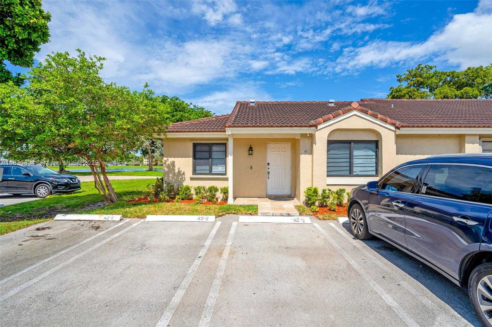 Small Image of 6552 NORTH WEST 172ND LN, Hialeah Number 2
