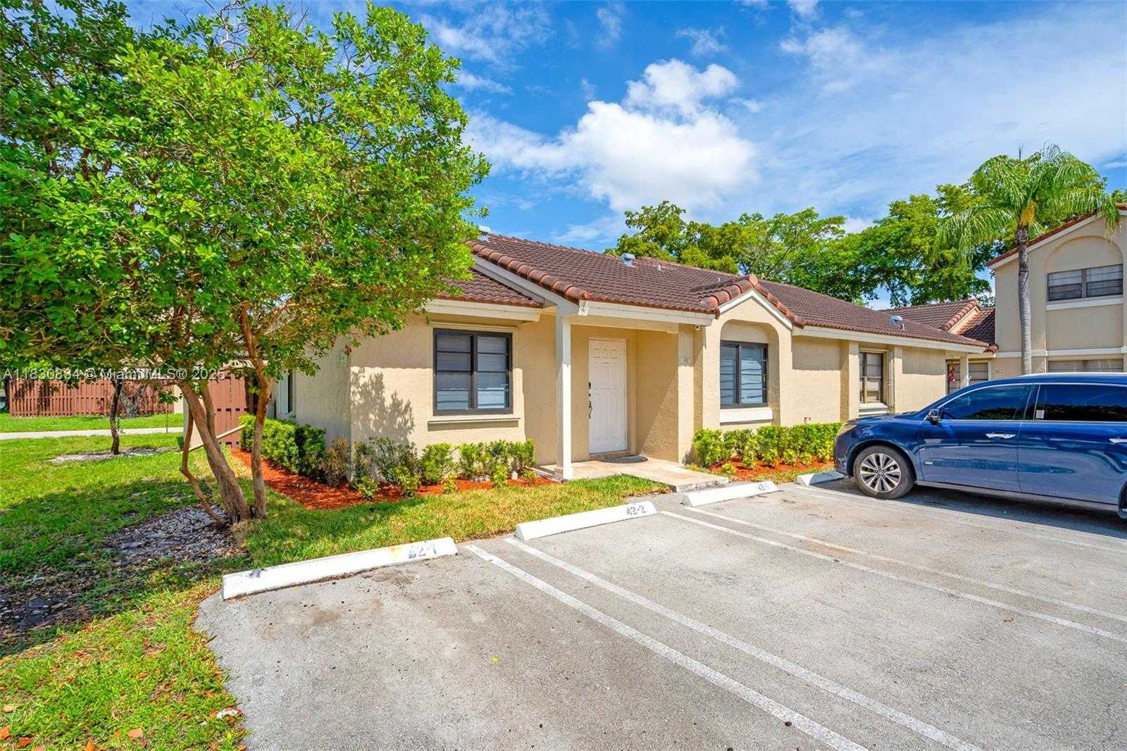 Small Image of 6552 NORTH WEST 172ND LN, Hialeah Number 3