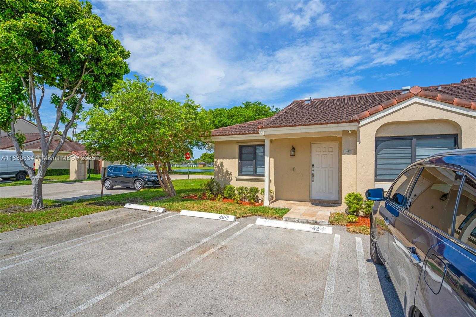 Small Image of 6552 NORTH WEST 172ND LN, Hialeah Number 4
