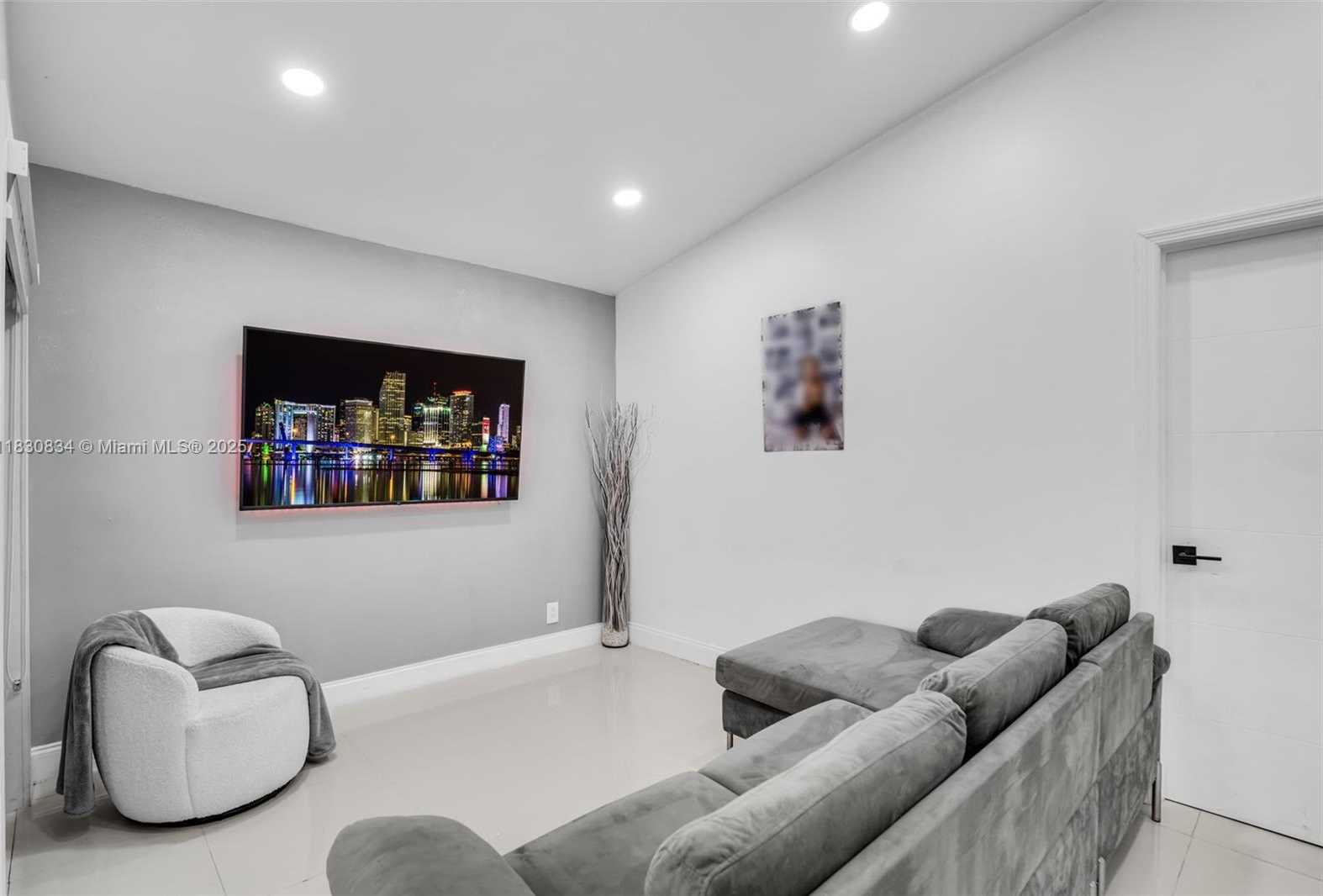 Small Image of 6552 NORTH WEST 172ND LN, Hialeah Number 7