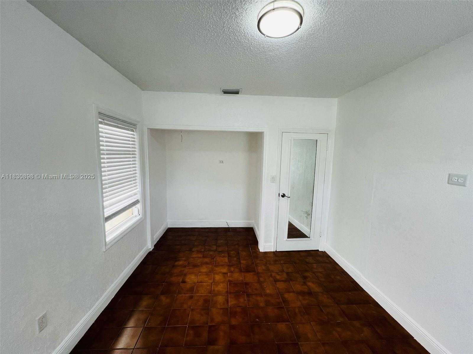 Small Image of Miami Number 10