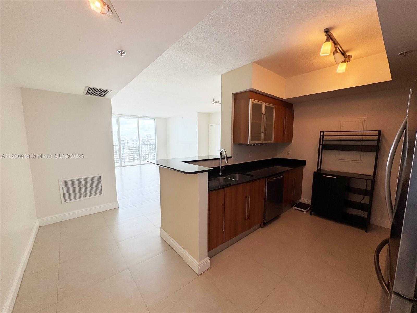 Small Image of 325 SOUTH BISCAYNE BLVD #4319, Miami Number 3