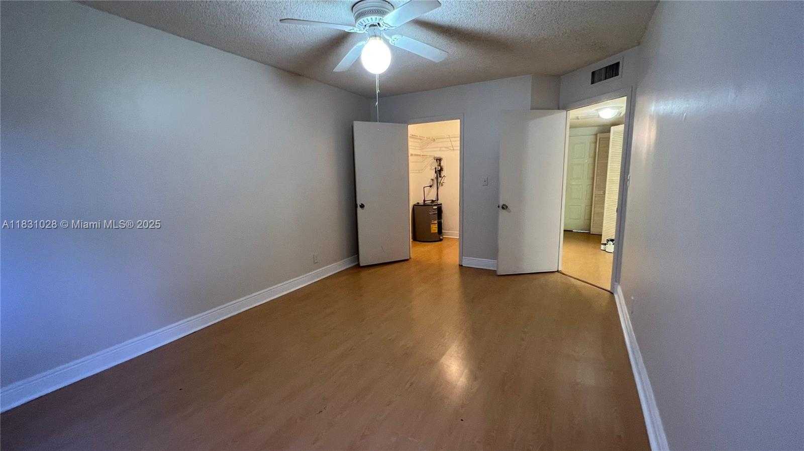 Small Image of 8290 LAKE DR #122, Doral Number 10