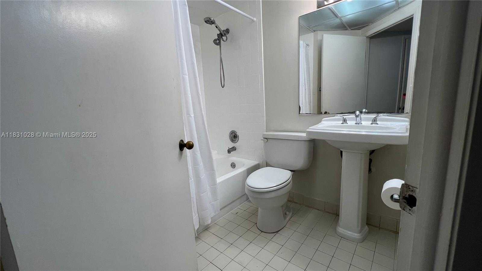 Small Image of 8290 LAKE DR #122, Doral Number 11