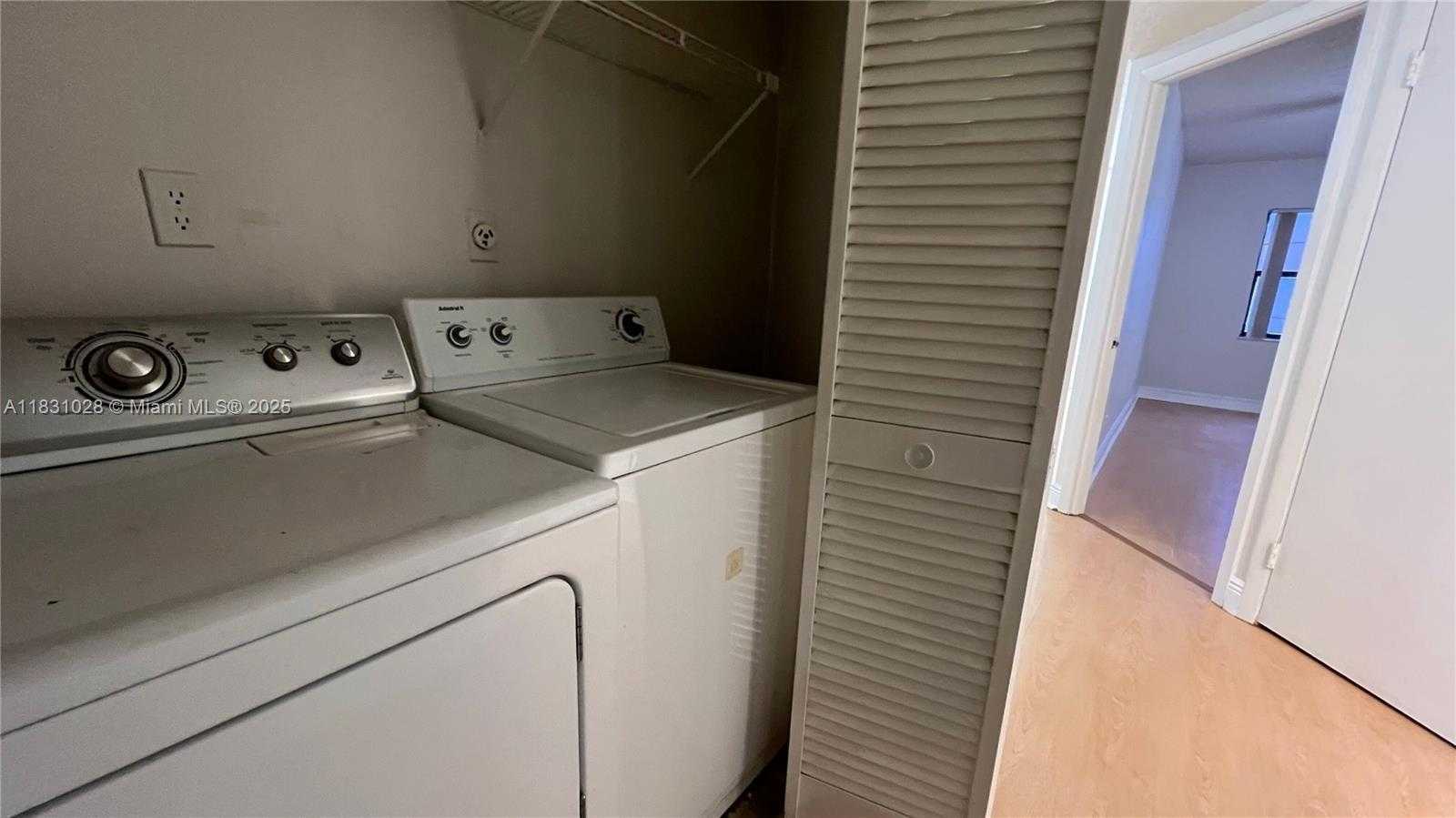 Small Image of 8290 LAKE DR #122, Doral Number 12