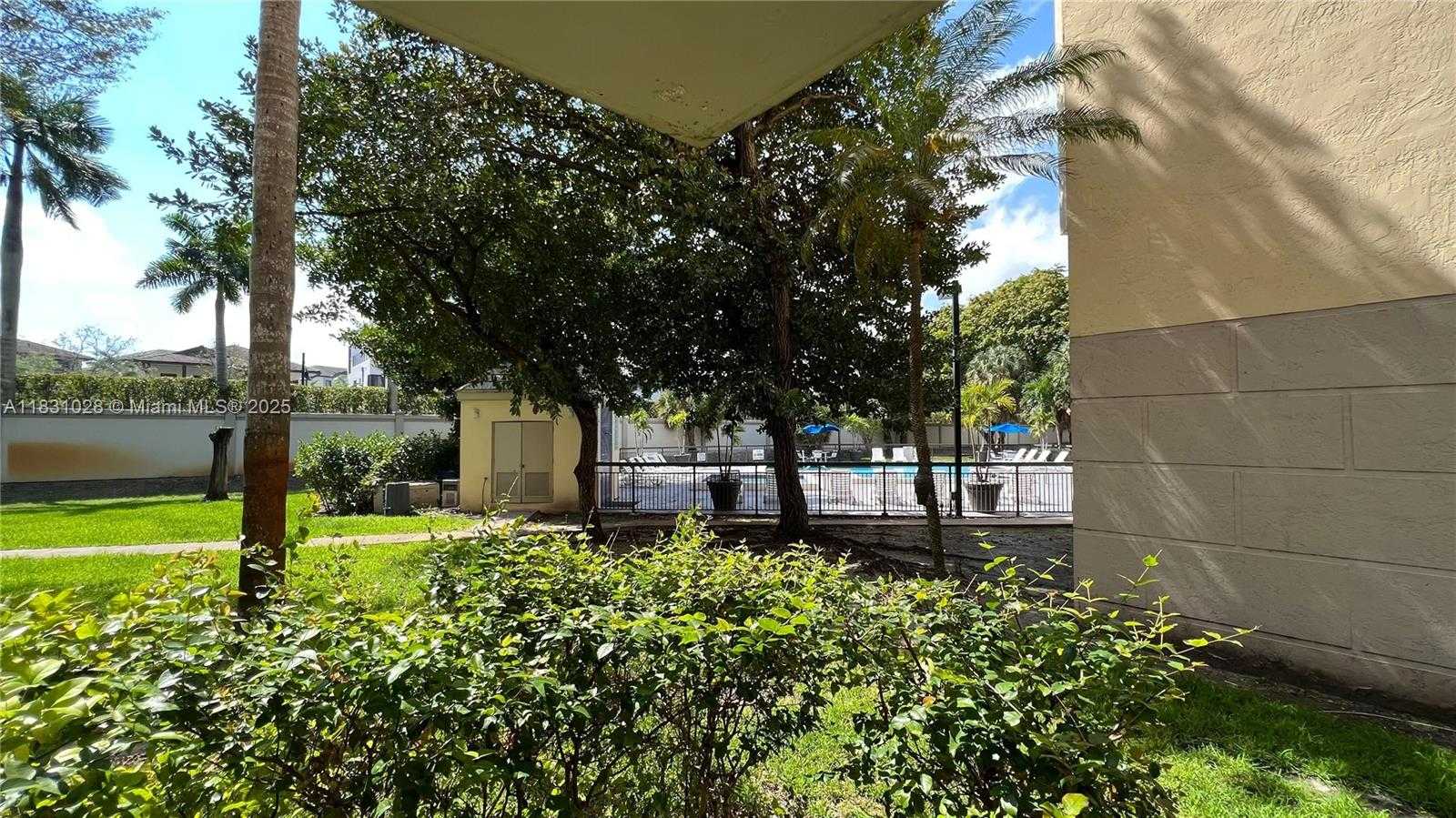 Small Image of 8290 LAKE DR #122, Doral Number 13
