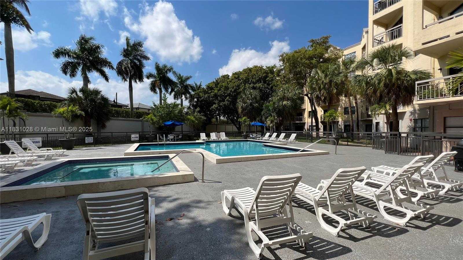 Small Image of 8290 LAKE DR #122, Doral Number 14