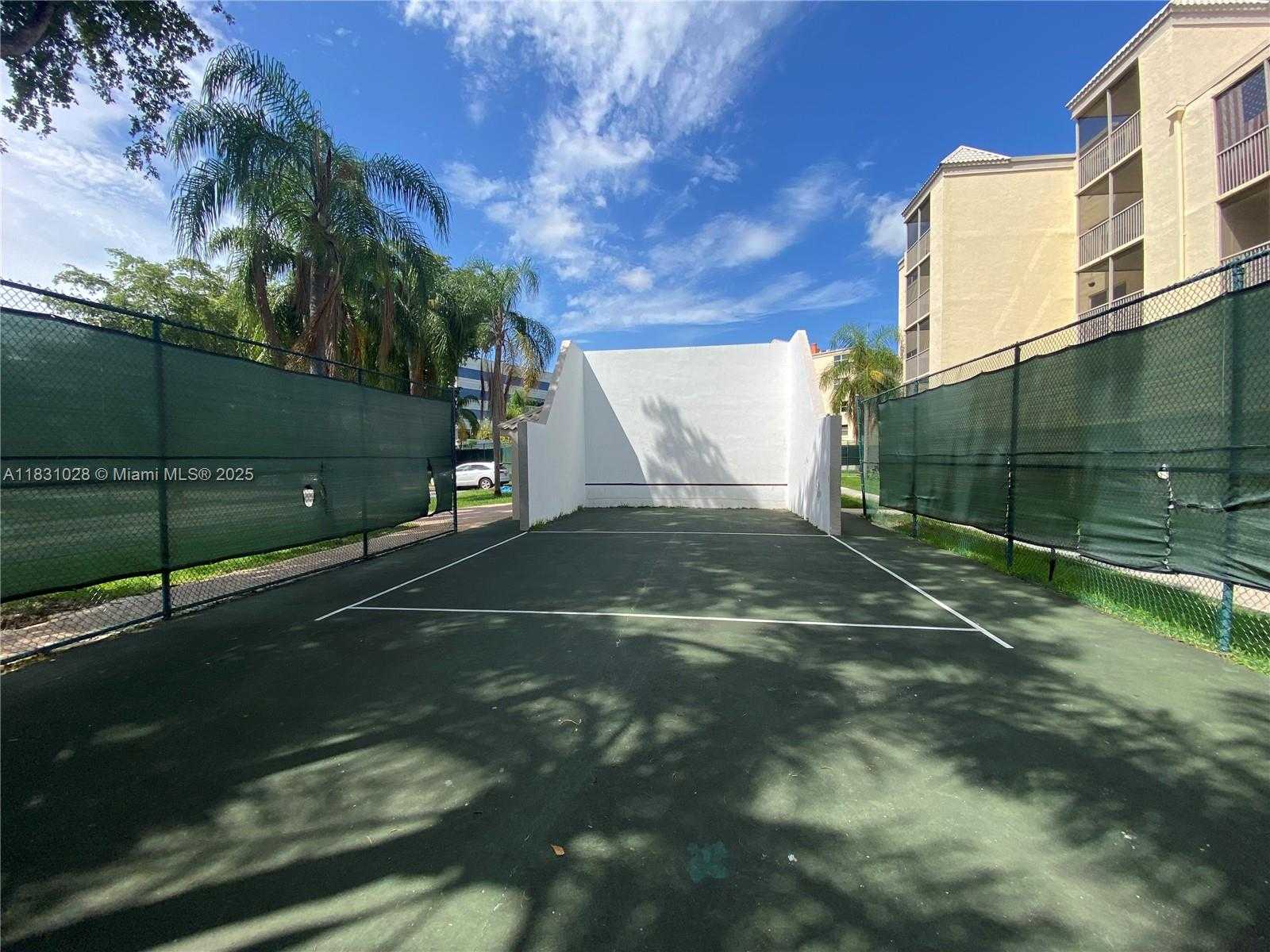 Small Image of 8290 LAKE DR #122, Doral Number 16
