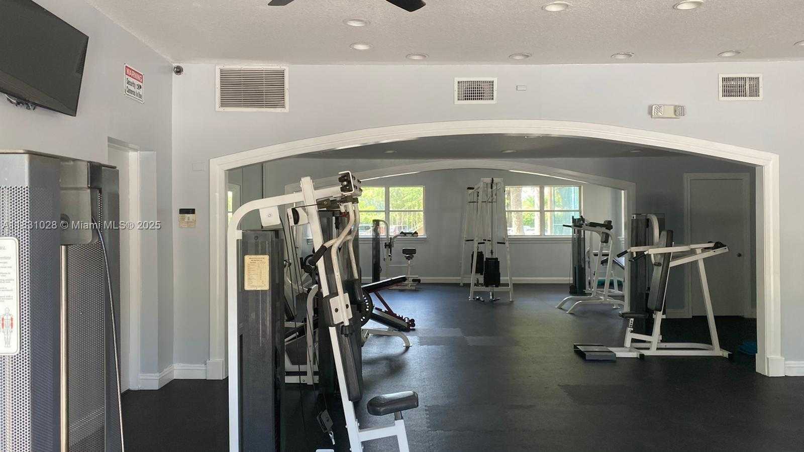 Small Image of 8290 LAKE DR #122, Doral Number 18