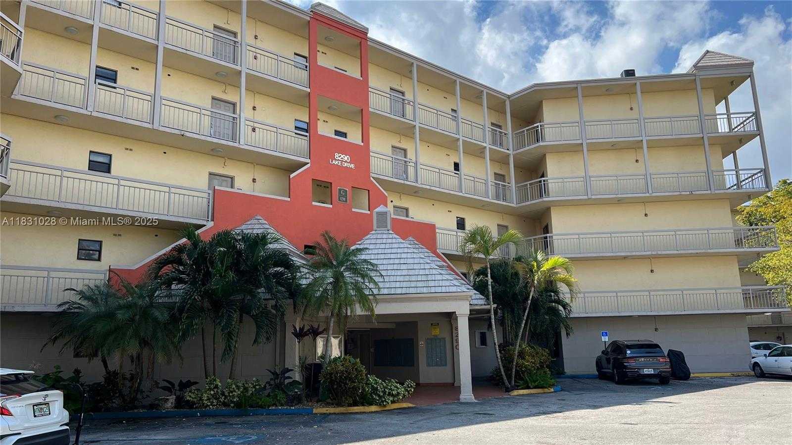 Small Image of 8290 LAKE DR #122, Doral Number 2