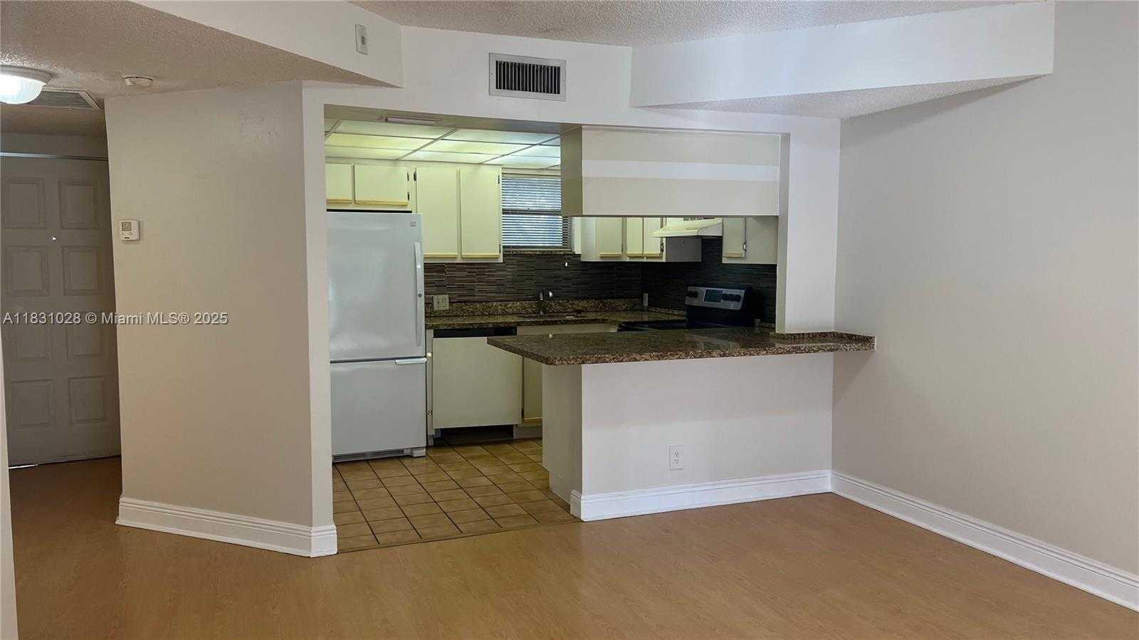 Small Image of 8290 LAKE DR #122, Doral Number 5