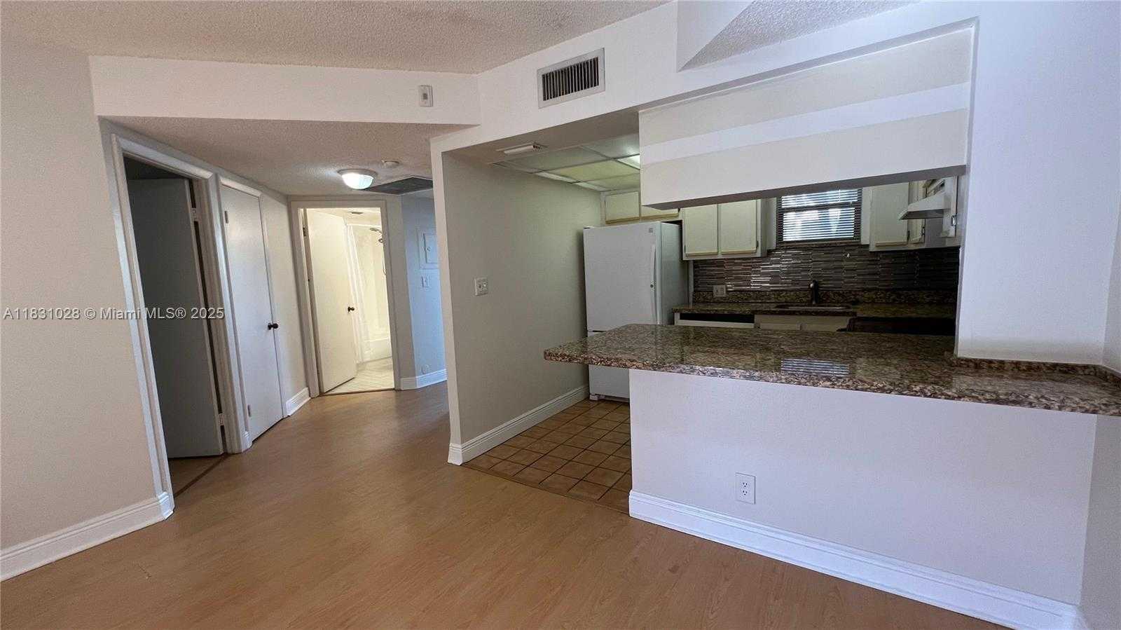 Small Image of 8290 LAKE DR #122, Doral Number 6