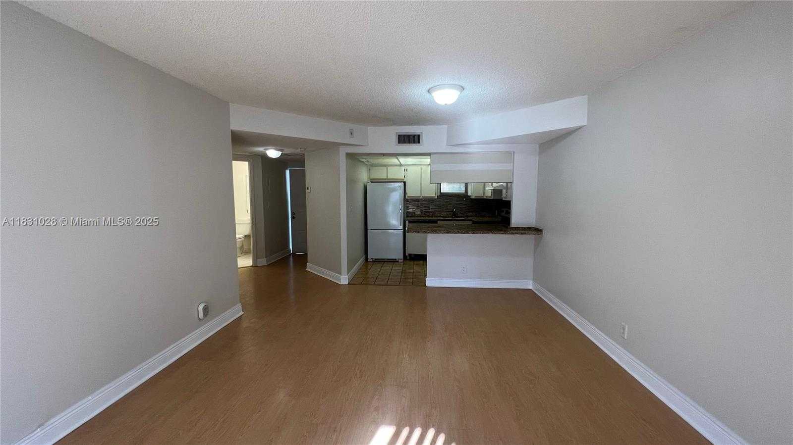 Small Image of 8290 LAKE DR #122, Doral Number 7