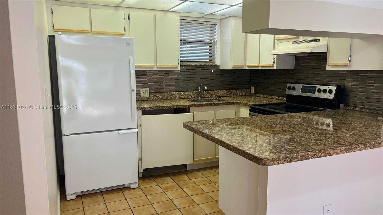 Small Image of 8290 LAKE DR #122, Doral Number 8