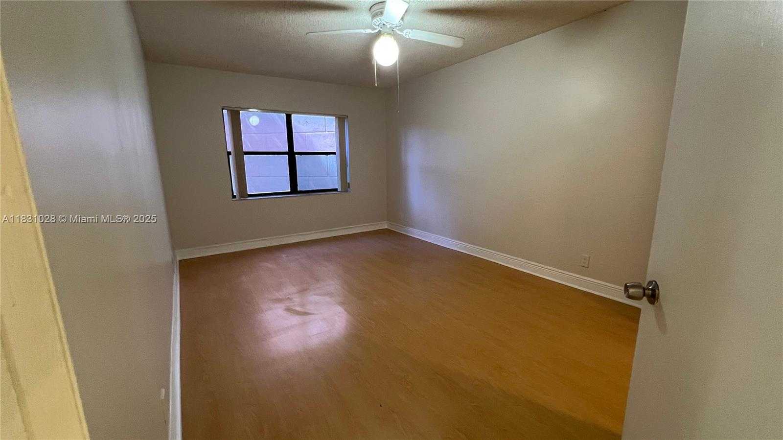 Small Image of 8290 LAKE DR #122, Doral Number 9