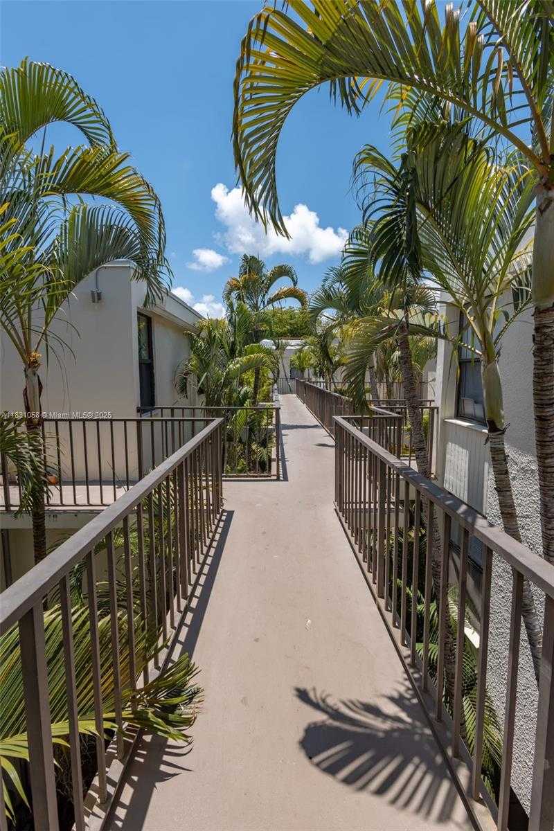Small Image of 20350 WEST COUNTRY CLUB DR #PH24-4, Aventura Number 2