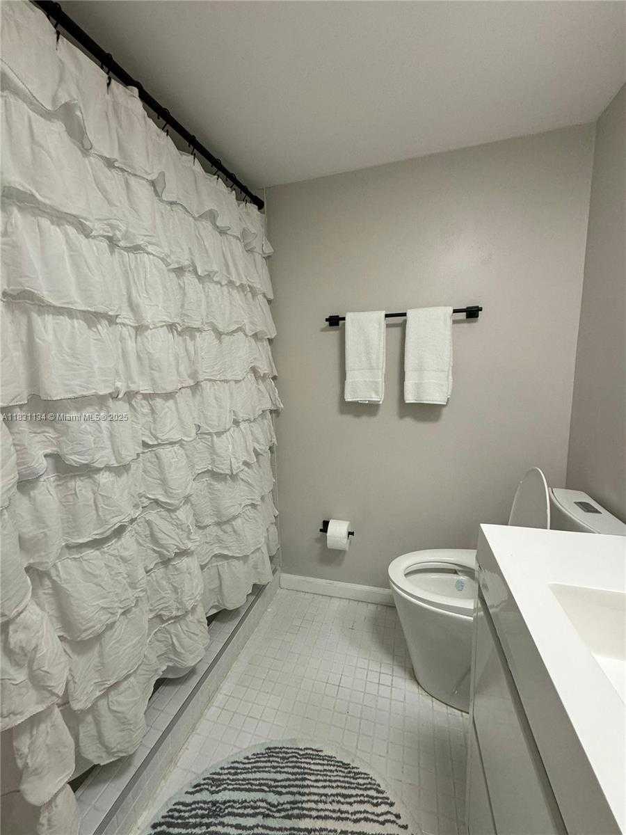 Small Image of 5700 COLLINS AVE #3C, Miami Beach Number 12