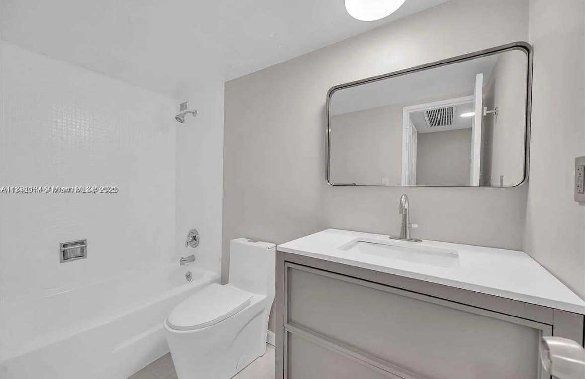 Small Image of 5700 COLLINS AVE #3C, Miami Beach Number 16