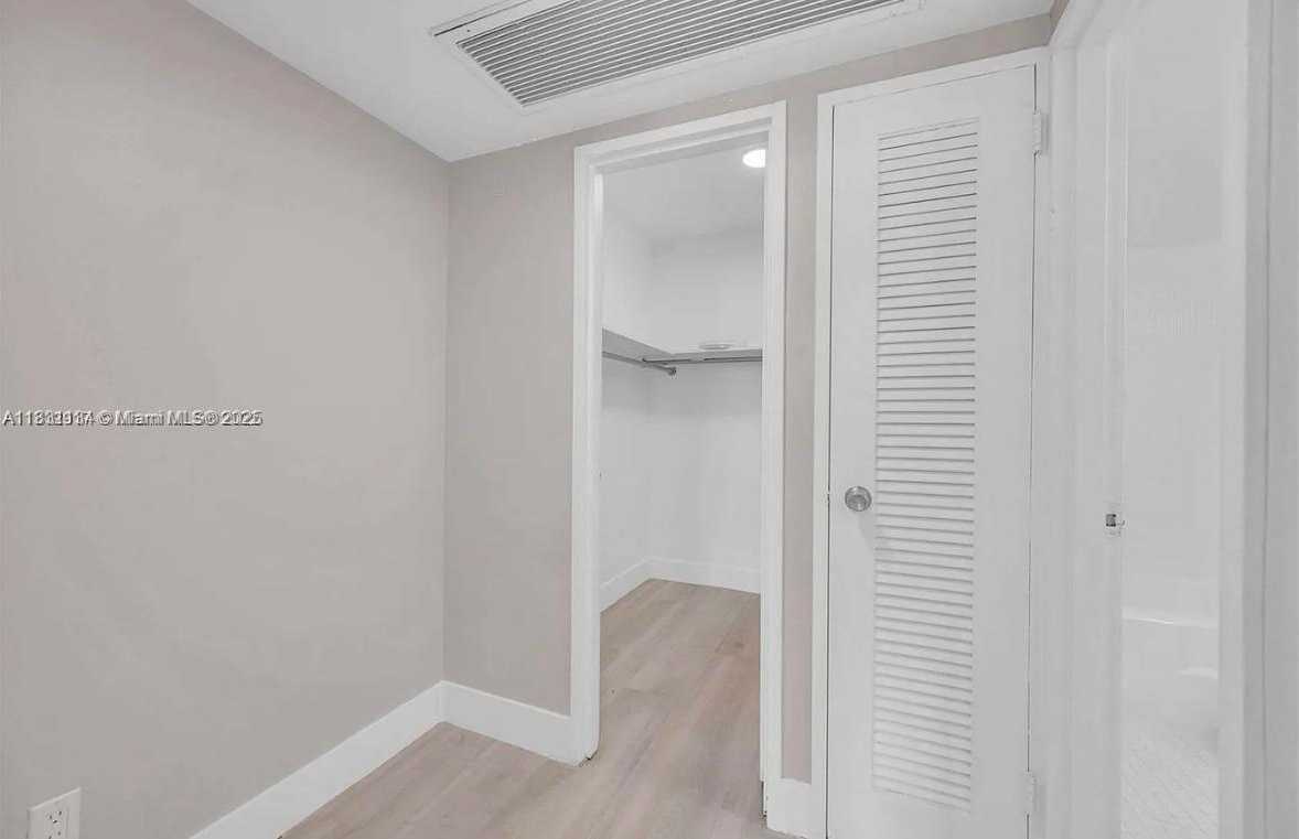 Small Image of 5700 COLLINS AVE #3C, Miami Beach Number 17