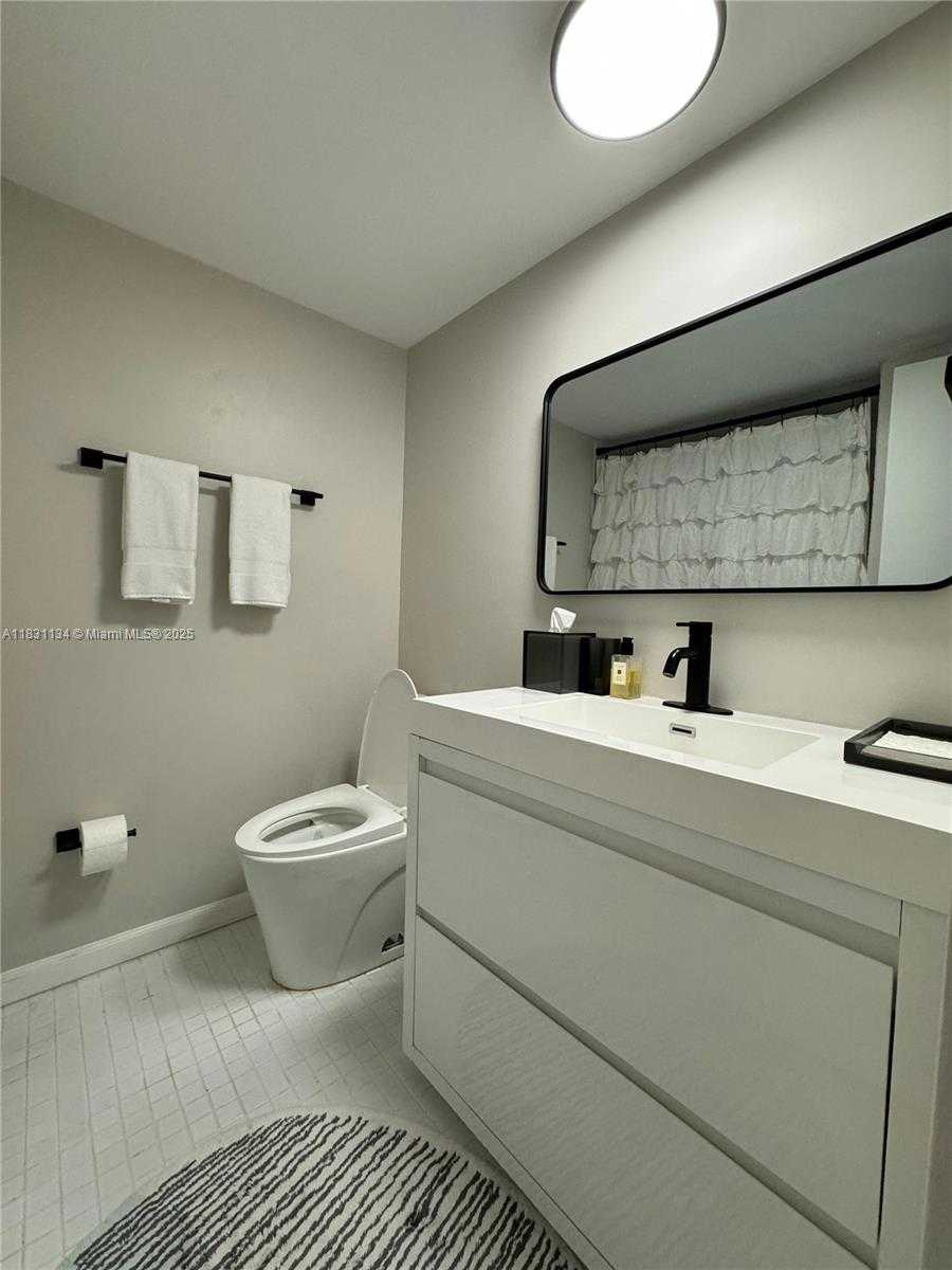 Small Image of 5700 COLLINS AVE #3C, Miami Beach Number 18
