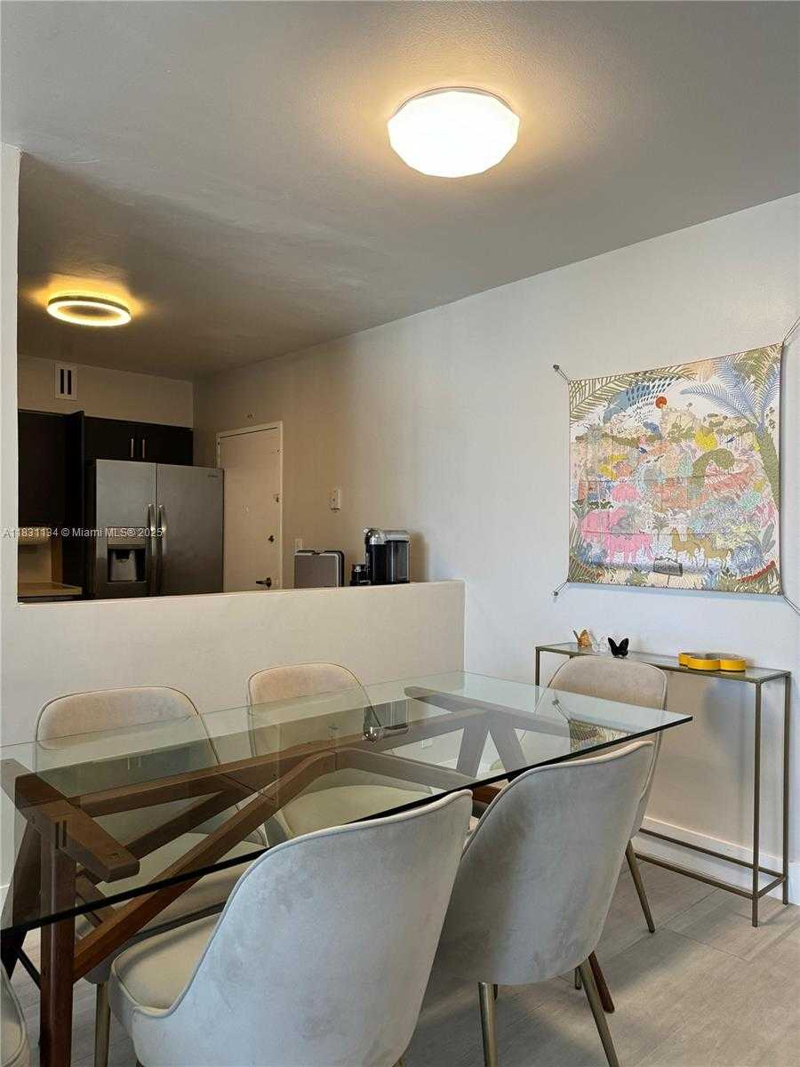 Small Image of 5700 COLLINS AVE #3C, Miami Beach Number 7