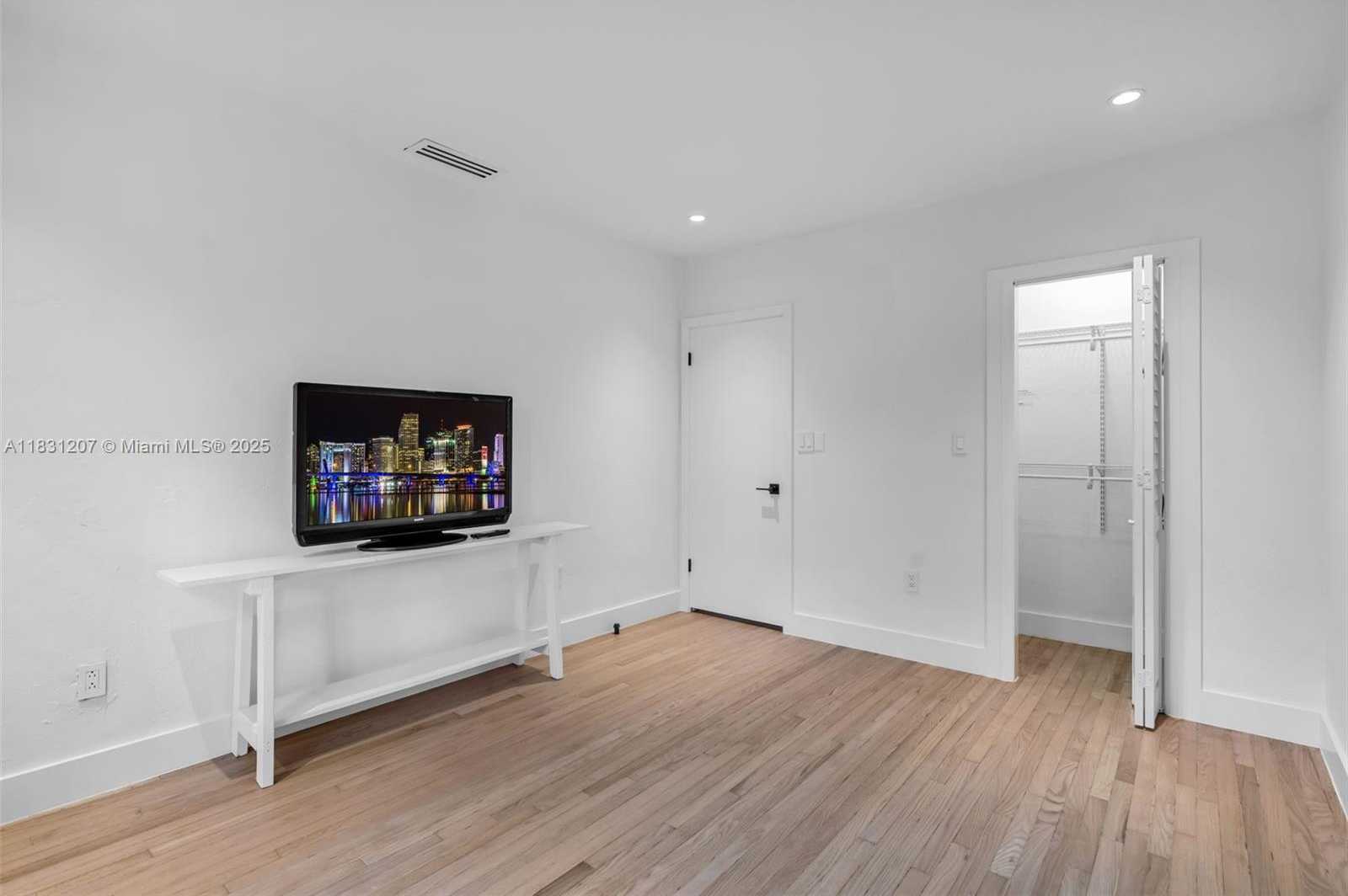 Small Image of 4151 EL PRADO BLVD, Miami Number 17
