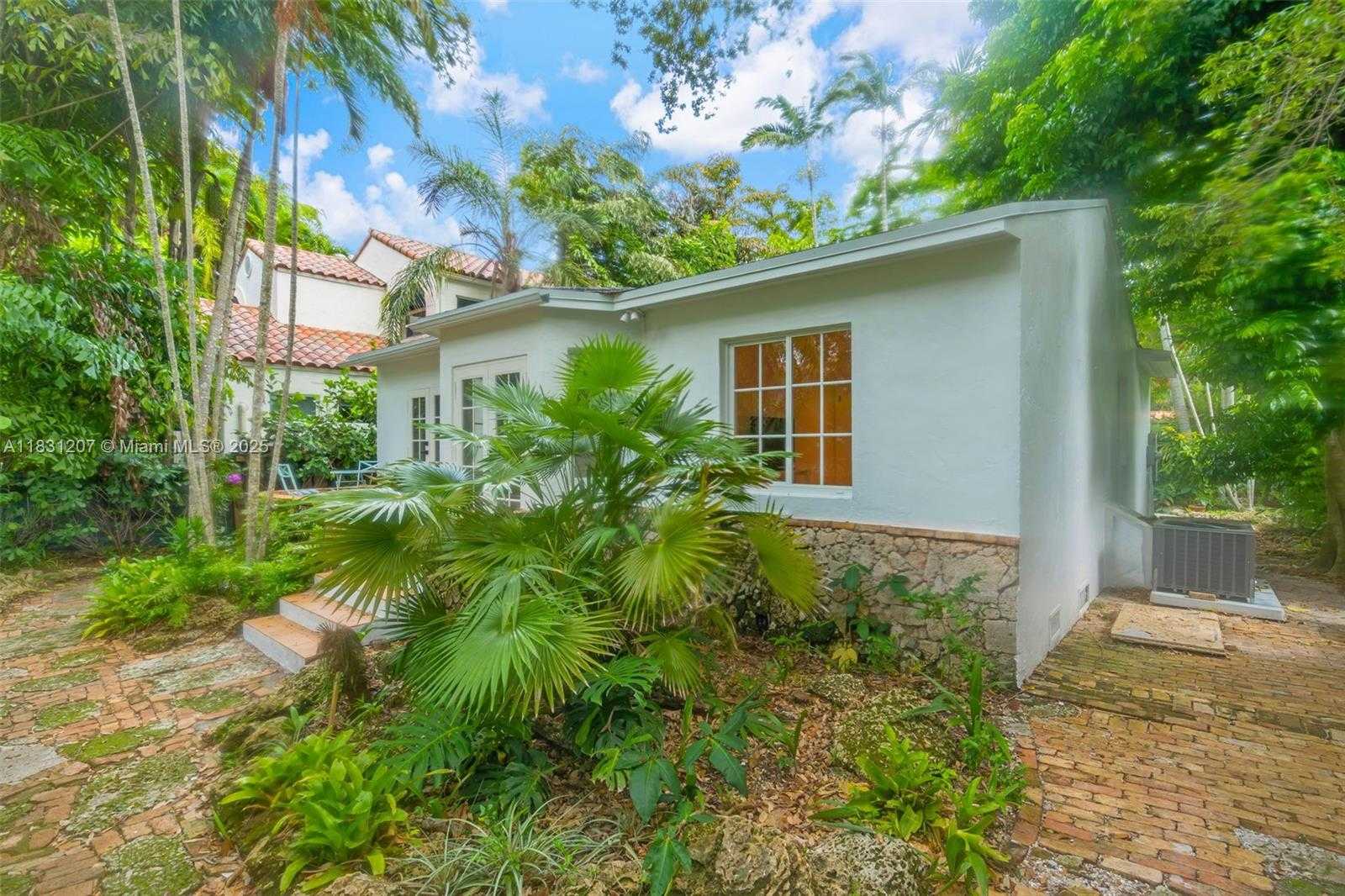 Small Image of 4151 EL PRADO BLVD, Miami Number 3