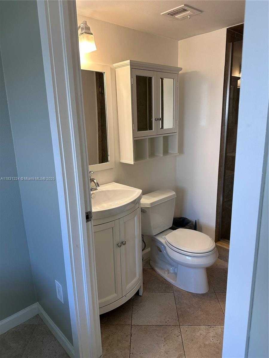 Small Image of 5880 COLLINS AVE #1203, Miami Beach Number 21