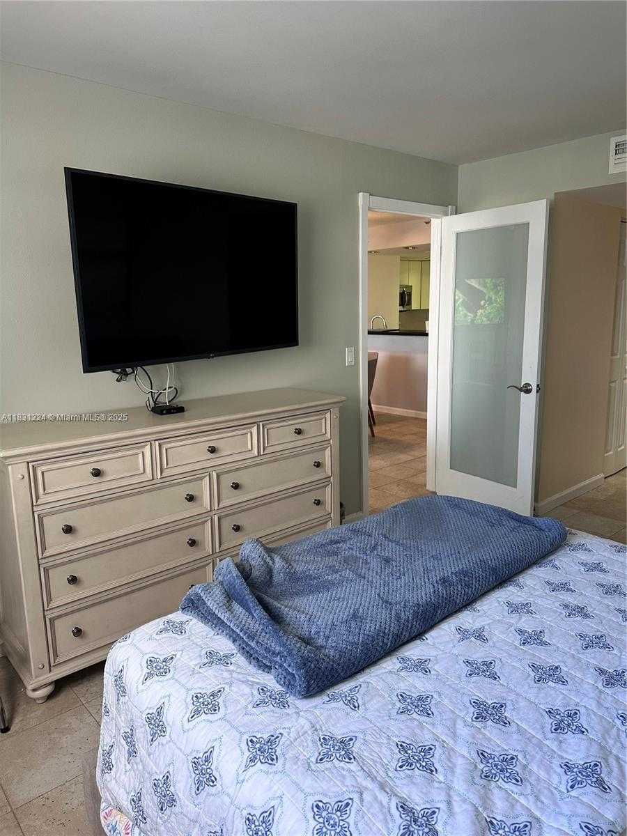 Small Image of 5880 COLLINS AVE #1203, Miami Beach Number 23