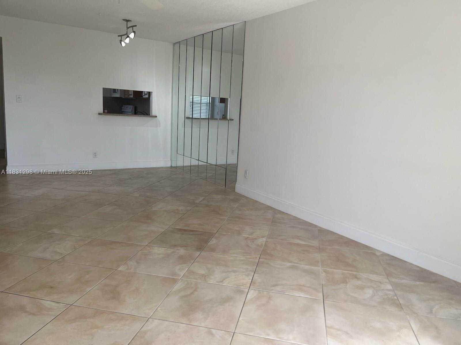 Small Image of 950 HILLCREST DR #302, Hollywood Number 10