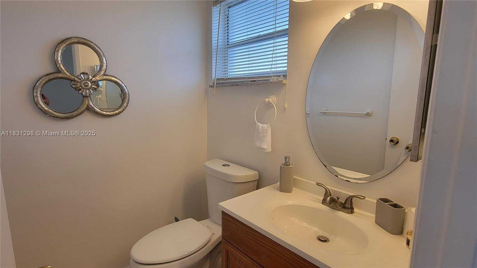 Small Image of 950 HILLCREST DR #302, Hollywood Number 14