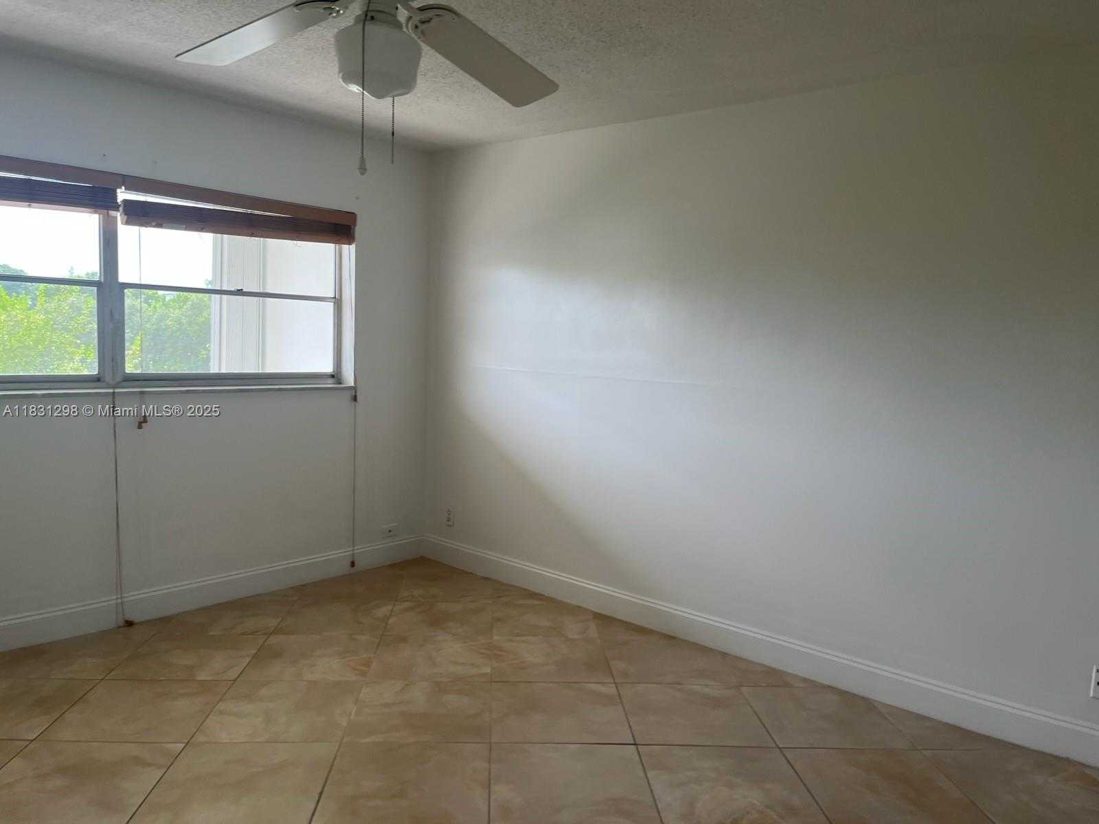 Small Image of 950 HILLCREST DR #302, Hollywood Number 15