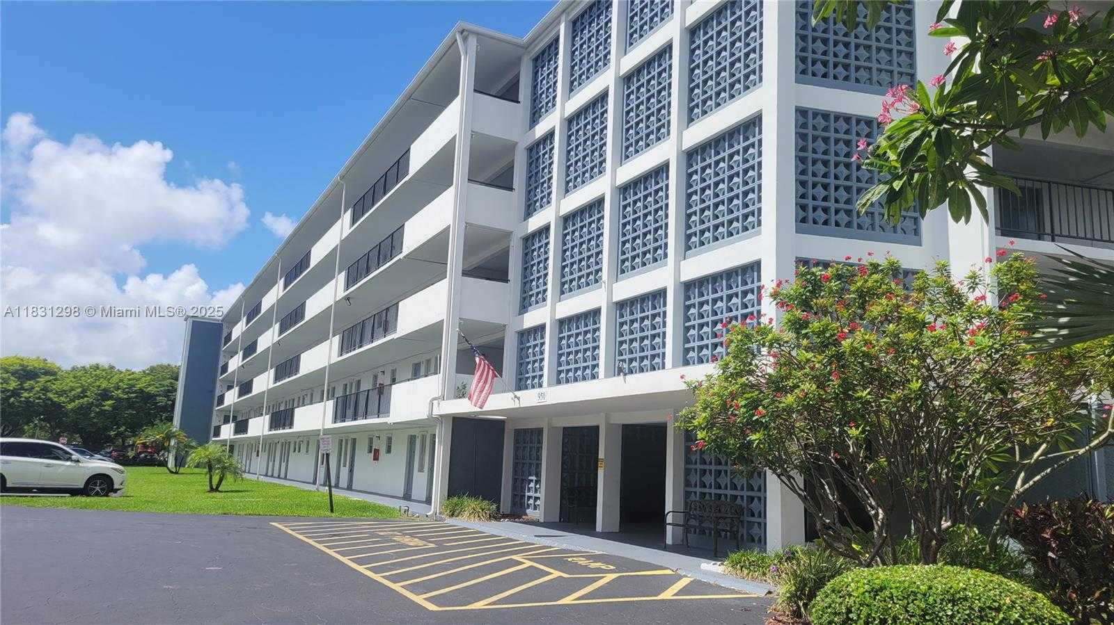 Small Image of 950 HILLCREST DR #302, Hollywood Number 2