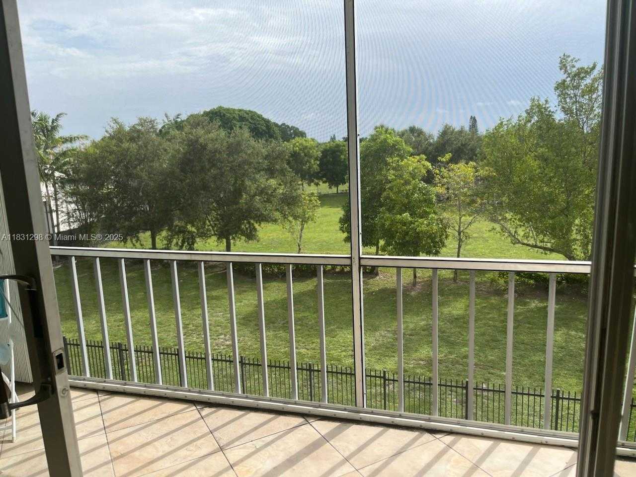 Small Image of 950 HILLCREST DR #302, Hollywood Number 26