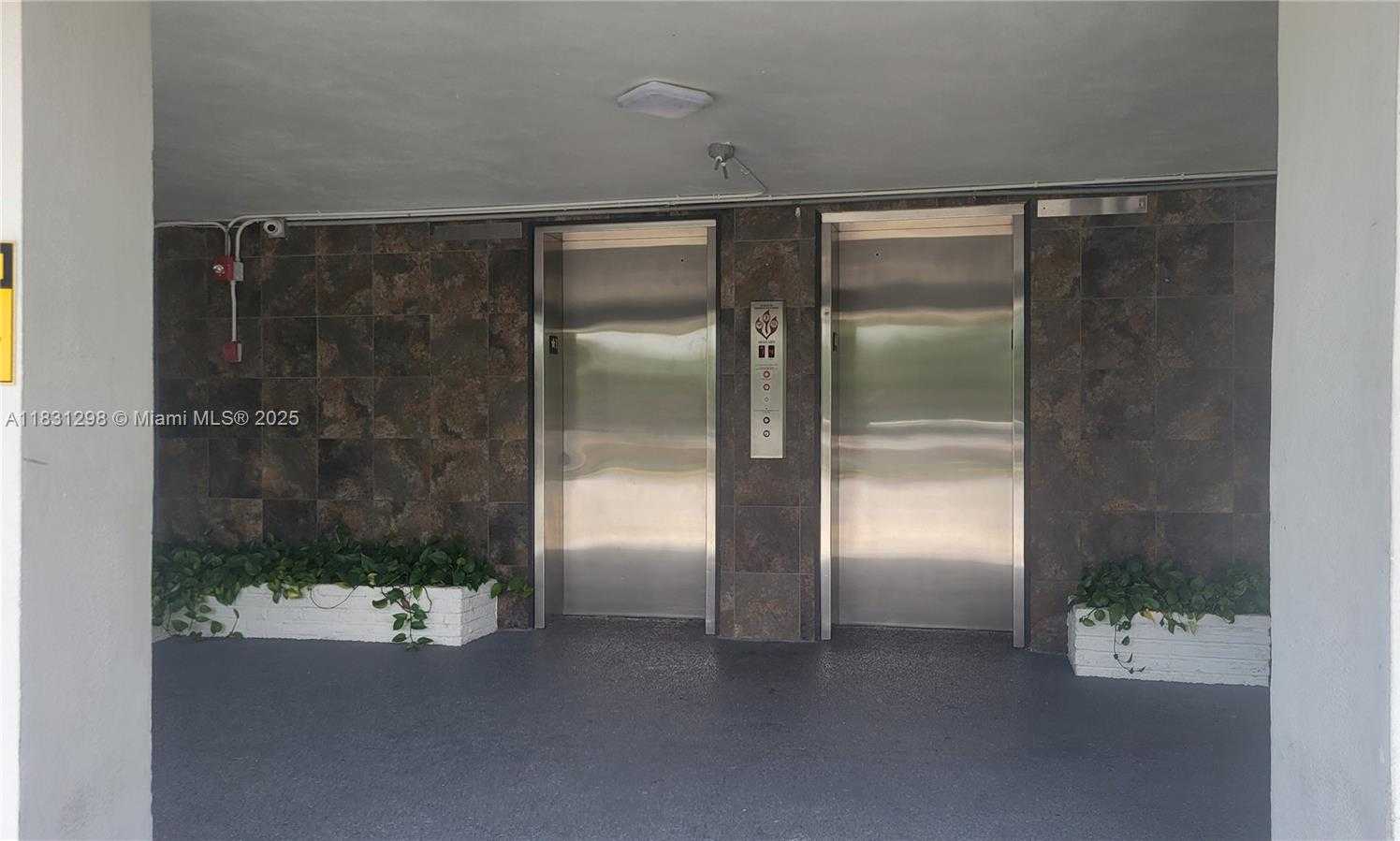 Small Image of 950 HILLCREST DR #302, Hollywood Number 3