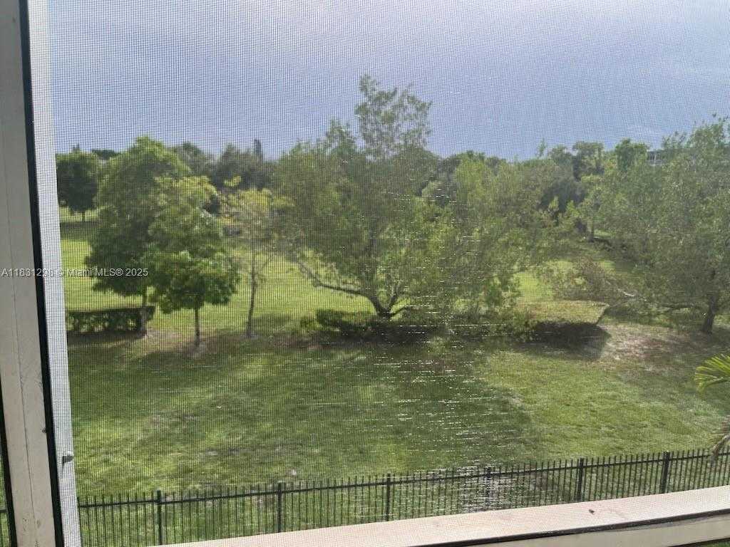 Small Image of 950 HILLCREST DR #302, Hollywood Number 30