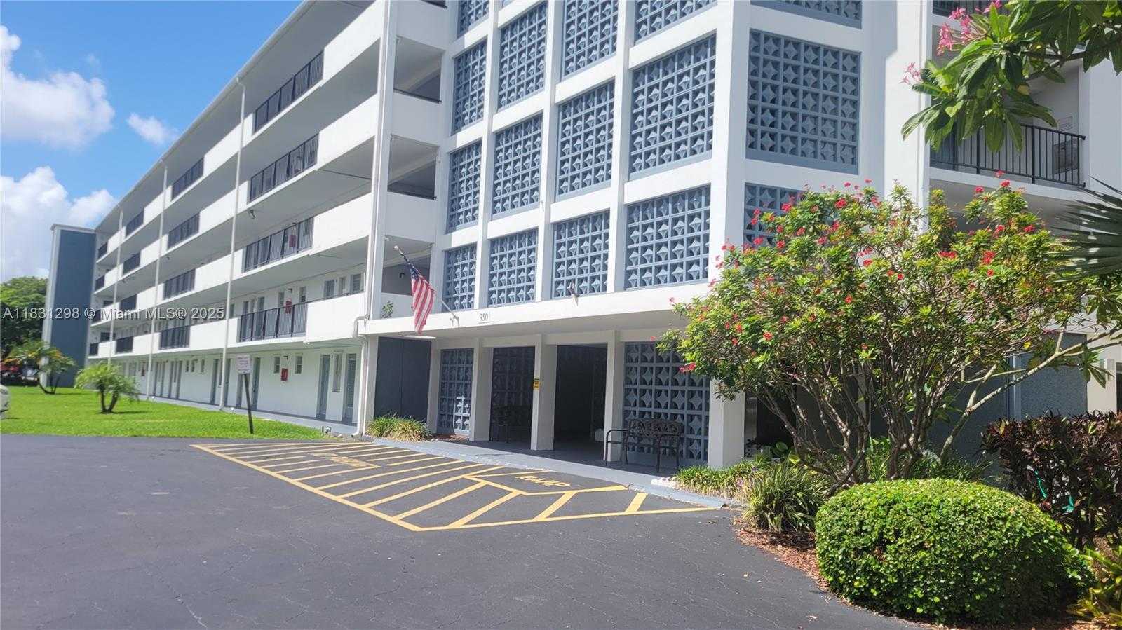 Small Image of 950 HILLCREST DR #302, Hollywood Number 32