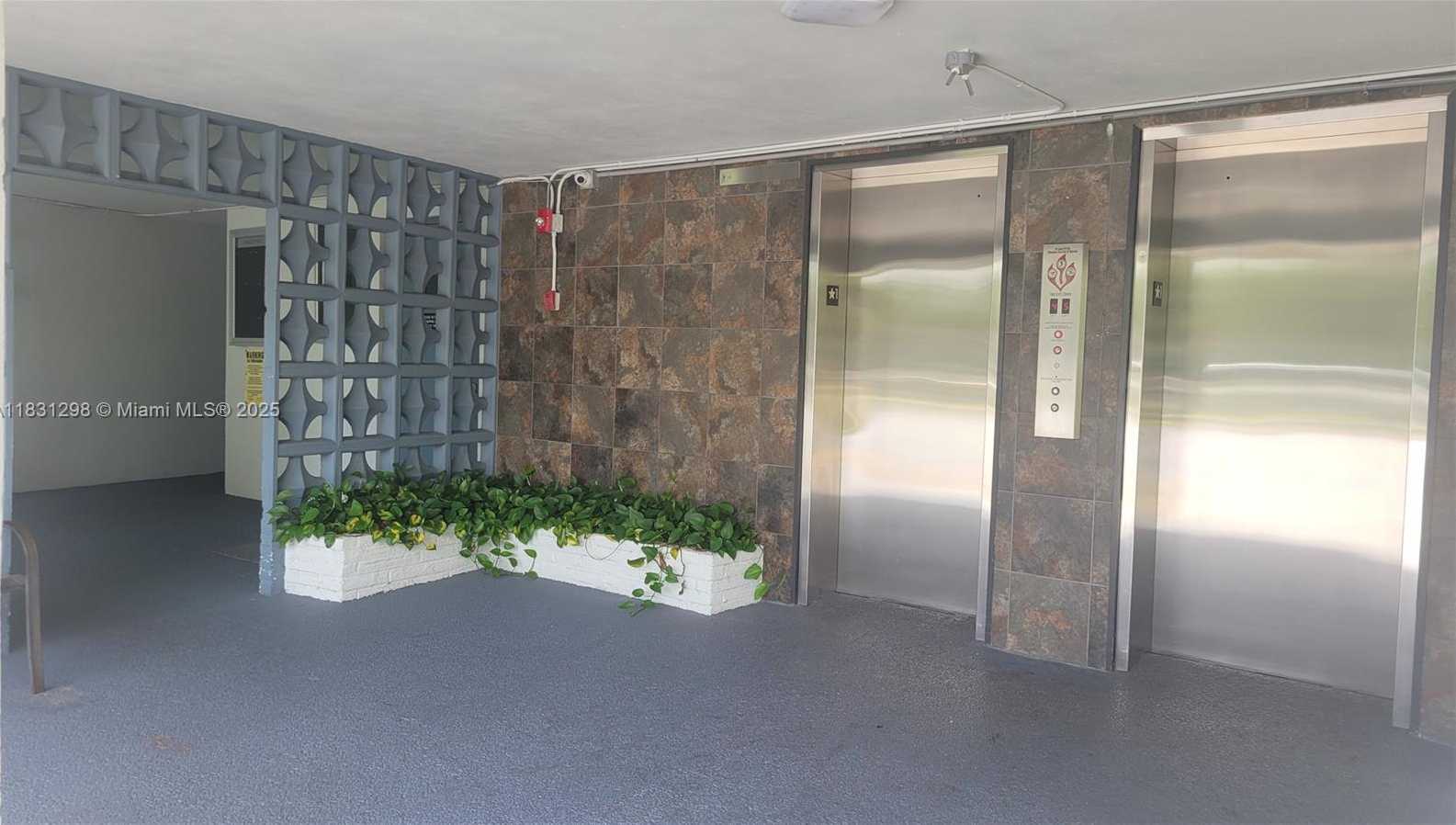 Small Image of 950 HILLCREST DR #302, Hollywood Number 4