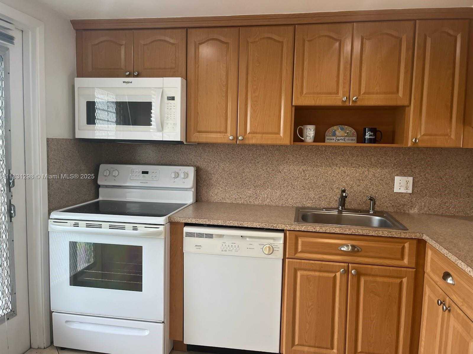 Small Image of 950 HILLCREST DR #302, Hollywood Number 5