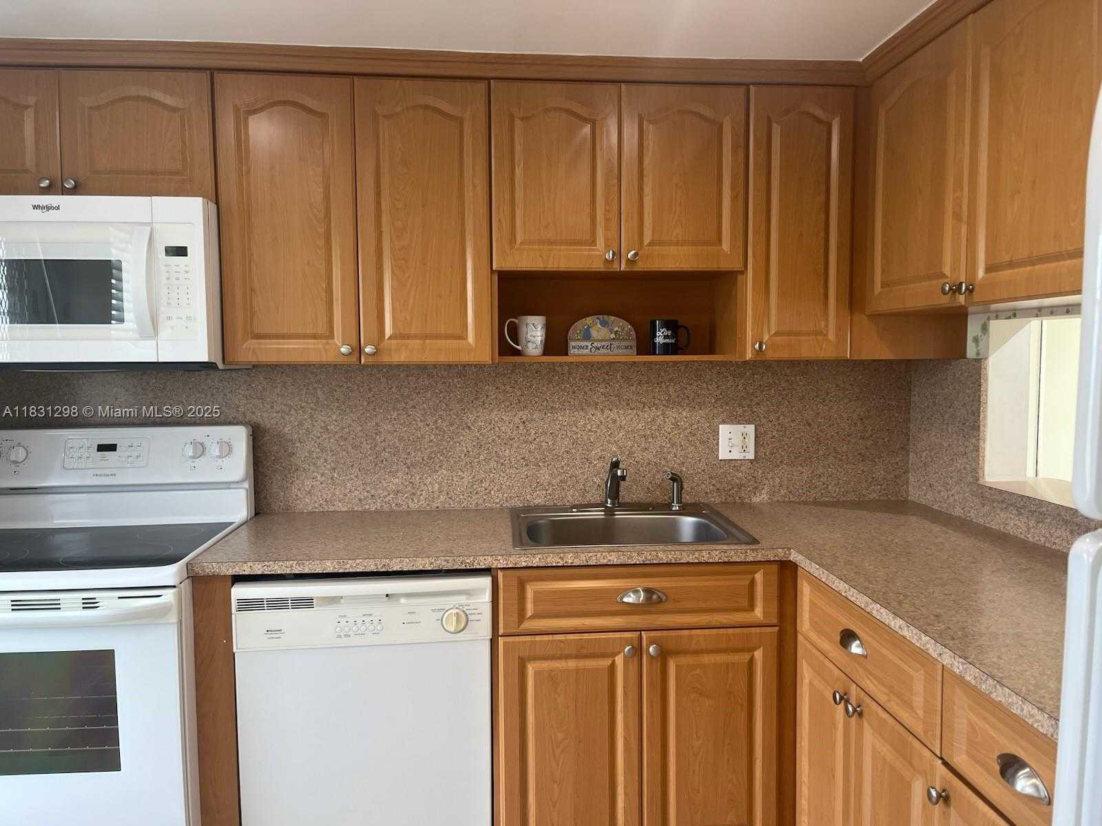 Small Image of 950 HILLCREST DR #302, Hollywood Number 6