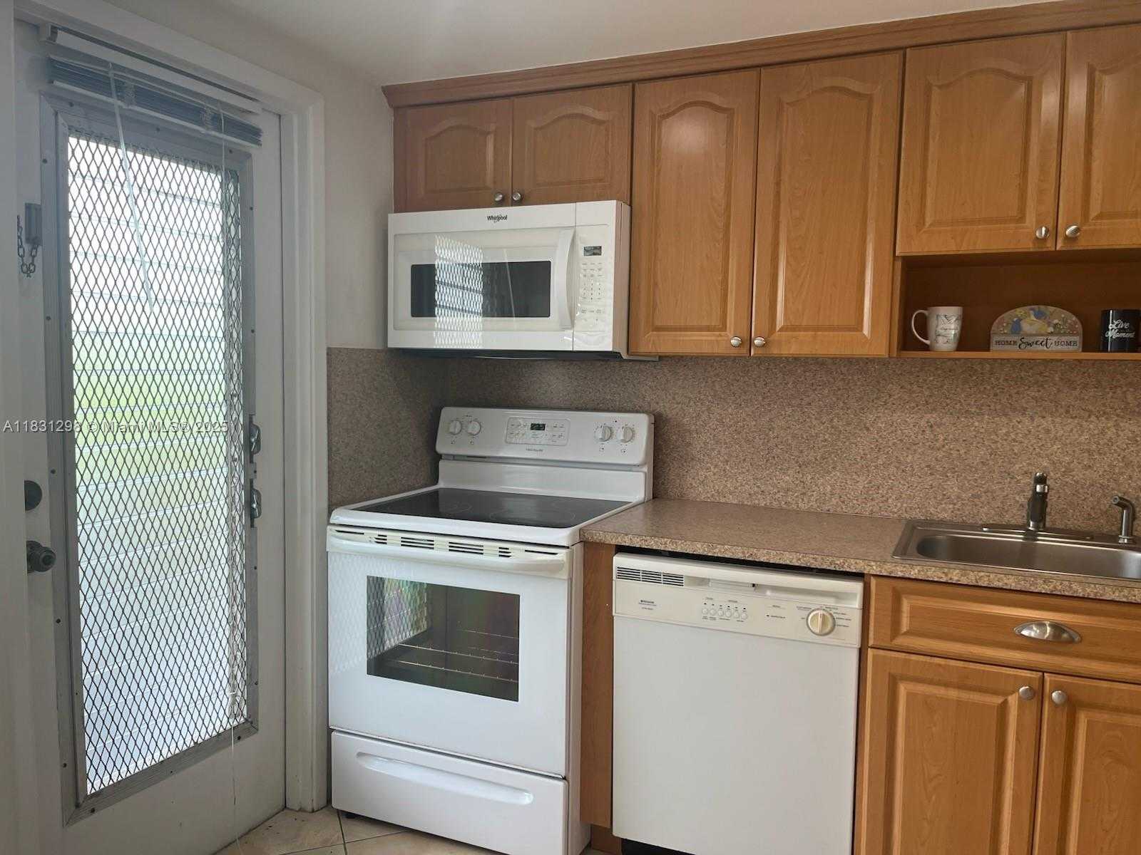 Small Image of 950 HILLCREST DR #302, Hollywood Number 7