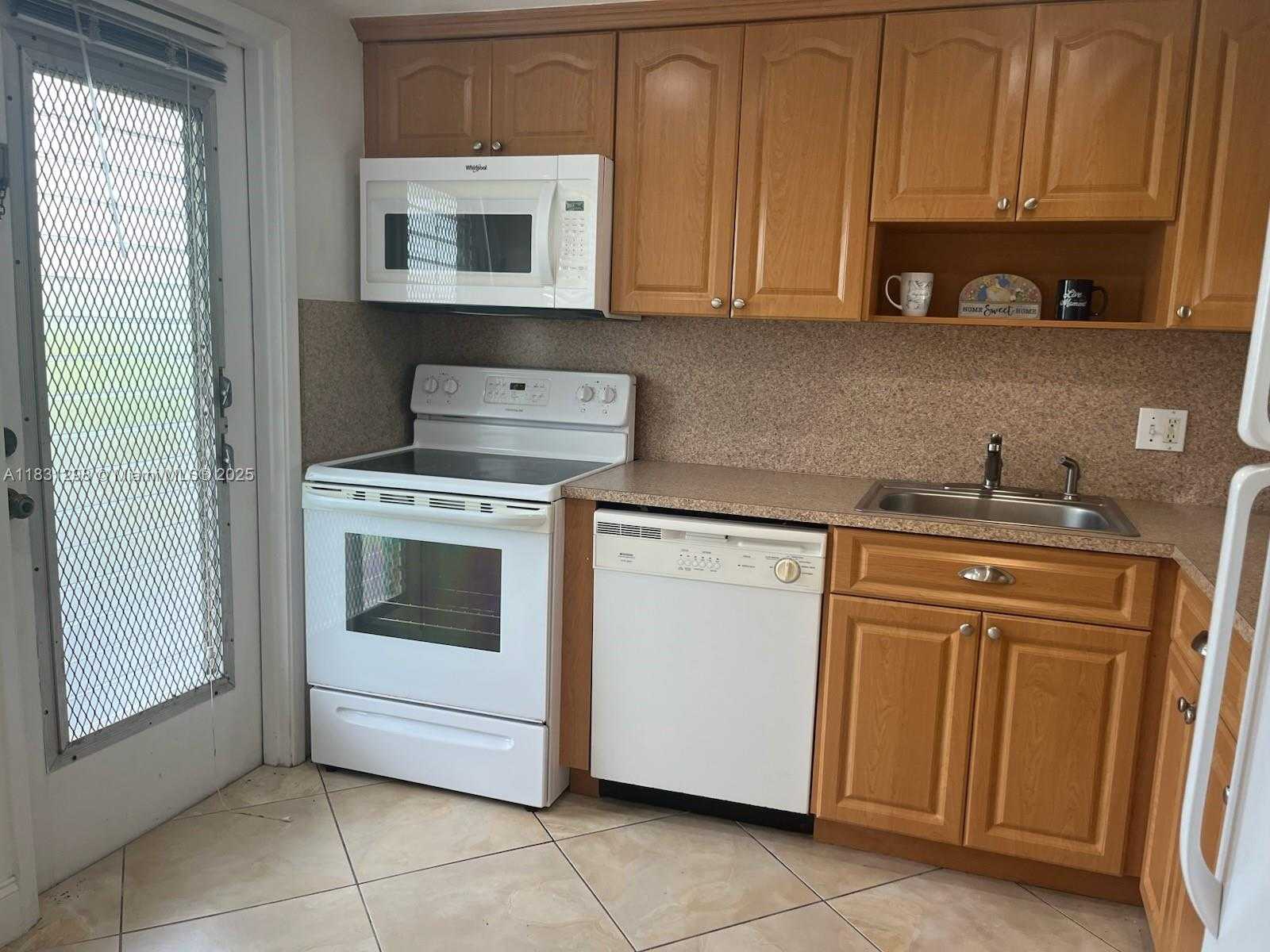Small Image of 950 HILLCREST DR #302, Hollywood Number 8