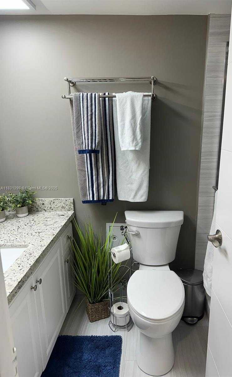 Small Image of 5401 COLLINS AVE #922, Miami Beach Number 16