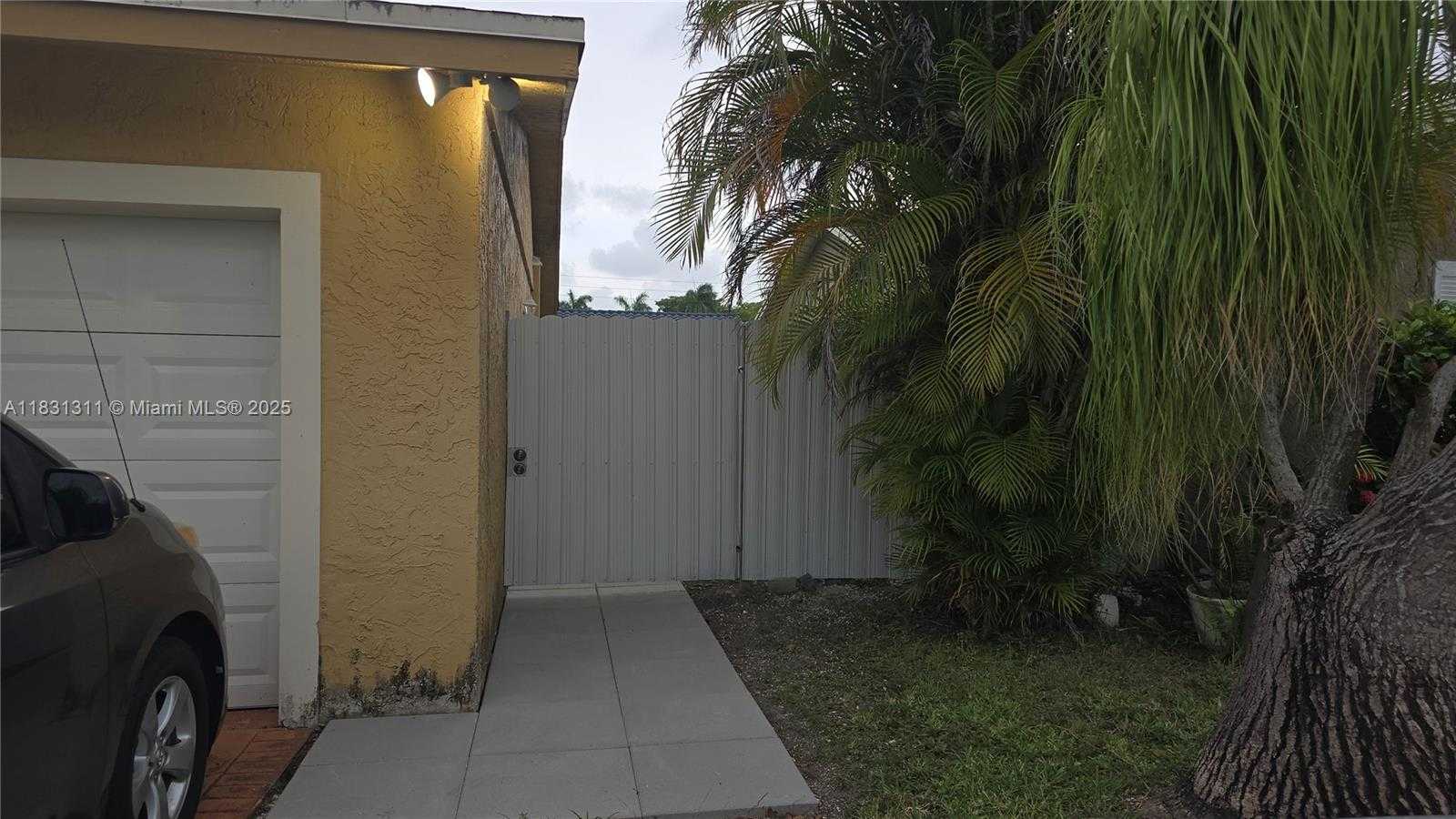 Small Image of 13216 SOUTH WEST 86TH LN, Miami Number 7