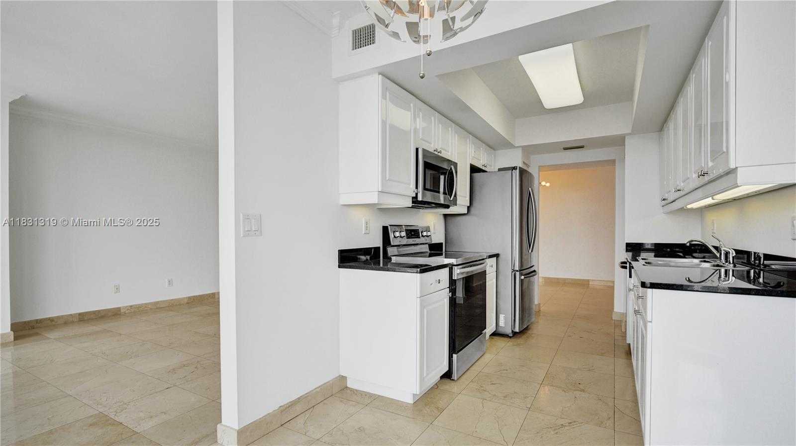 Small Image of 21055 YACHT CLUB DR #1707, Aventura Number 13