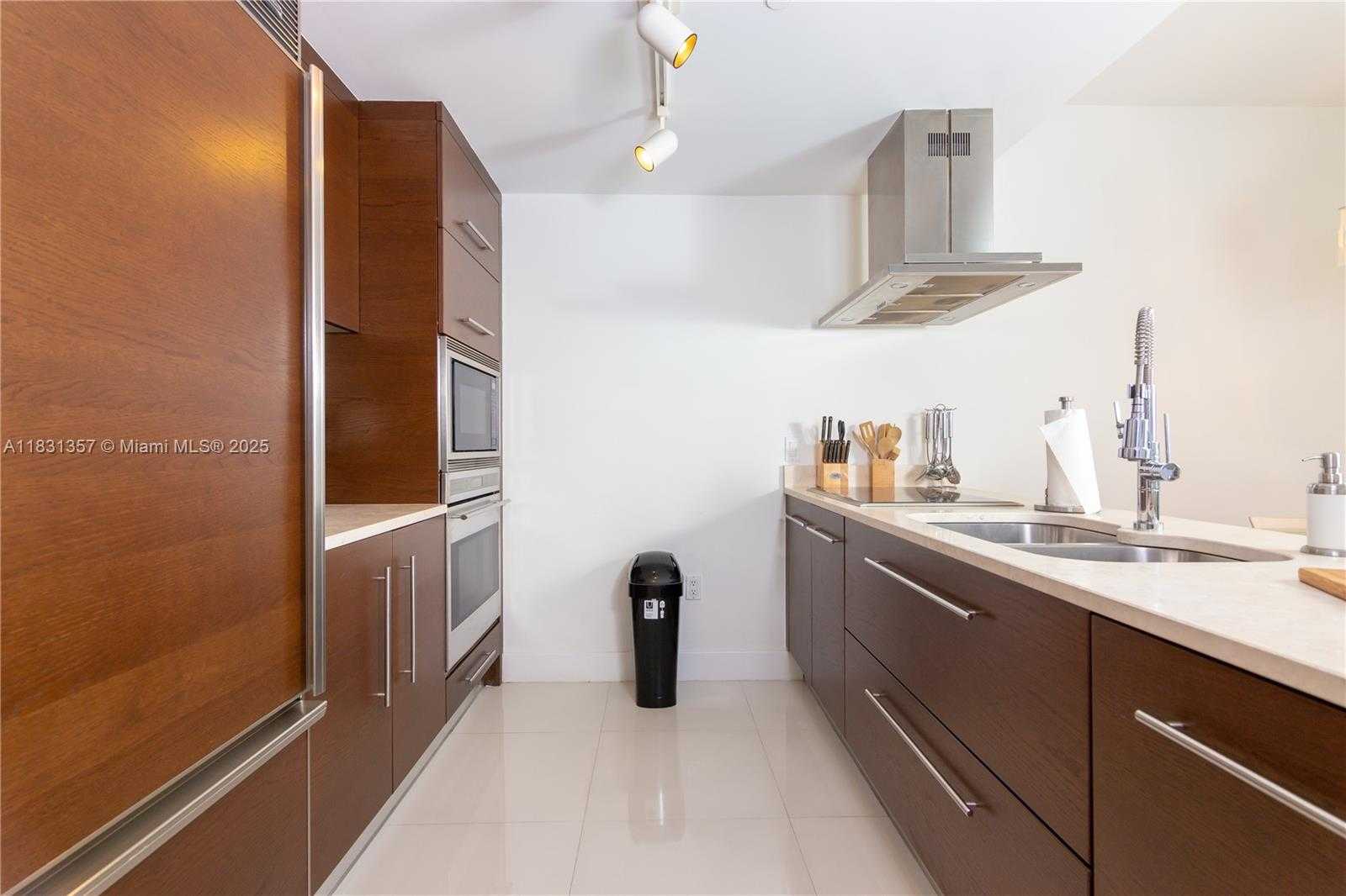 Small Image of 485 BRICKELL AVE #2006, Miami Number 6