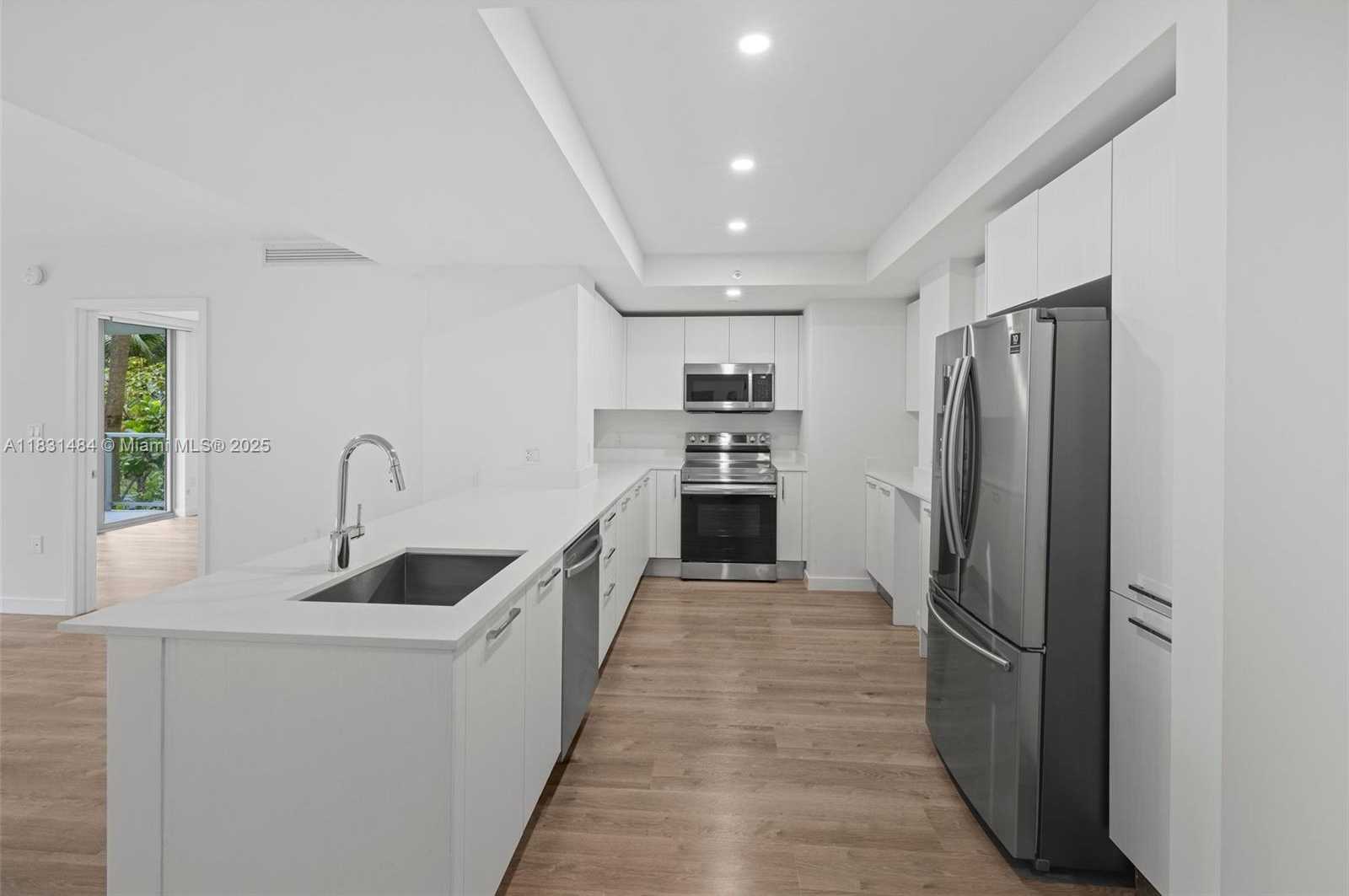 Small Image of 1500 BAY RD #N-0111, Miami Beach Number 4