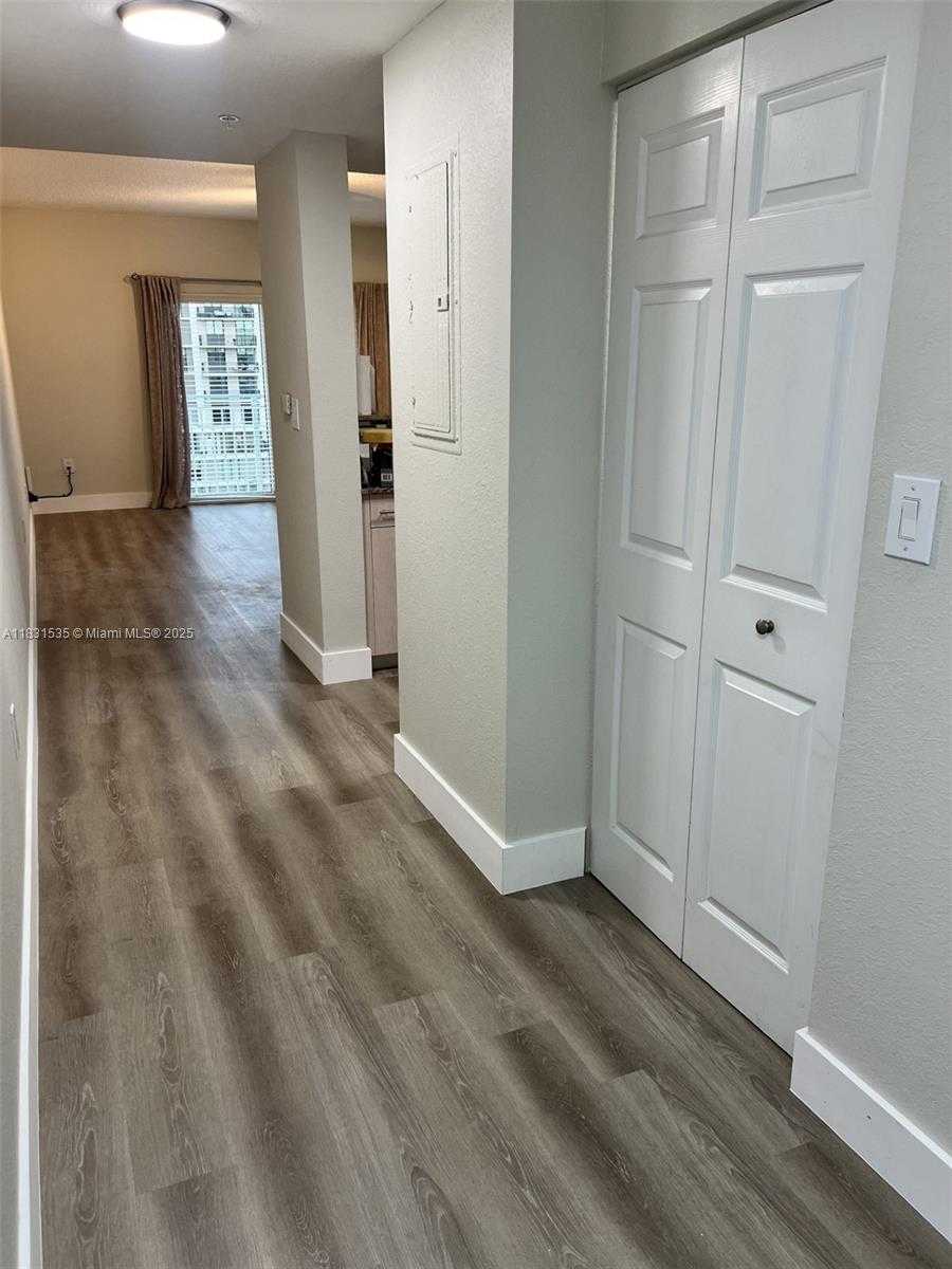 Small Image of 50 MENORES AVE #602, Coral Gables Number 4
