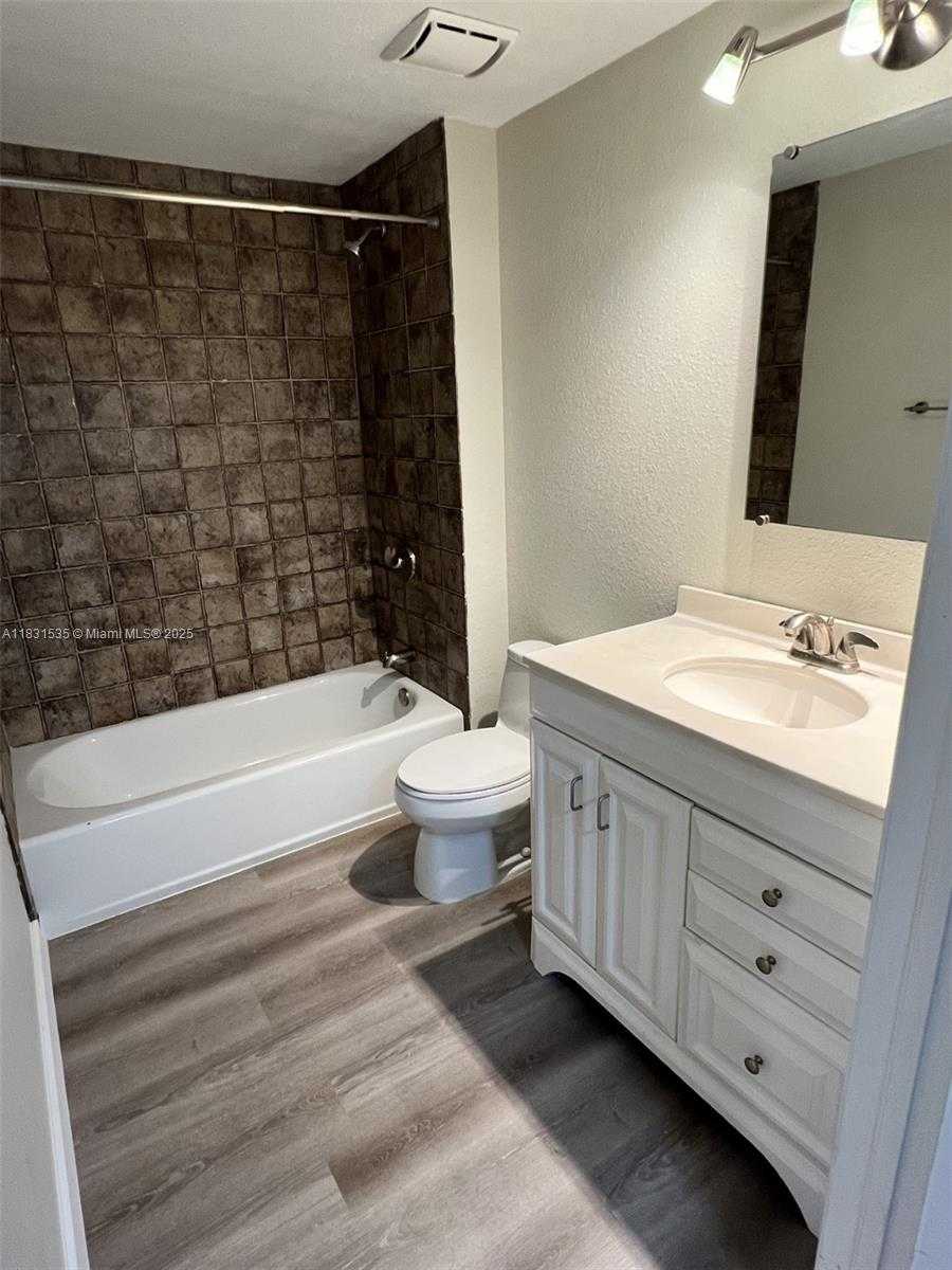 Small Image of 50 MENORES AVE #602, Coral Gables Number 8